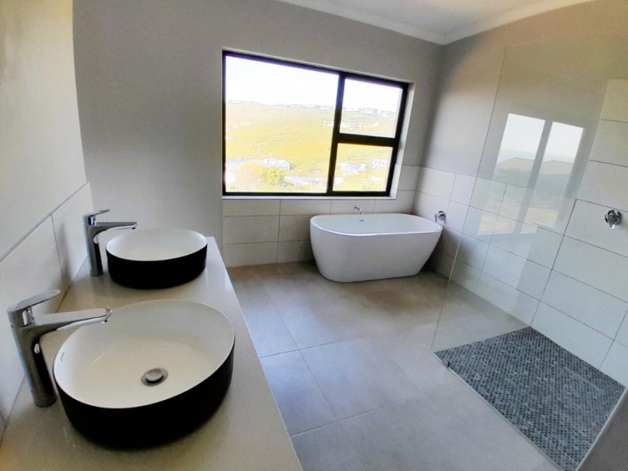 4 Bedroom Property for Sale in Whale Rock Western Cape